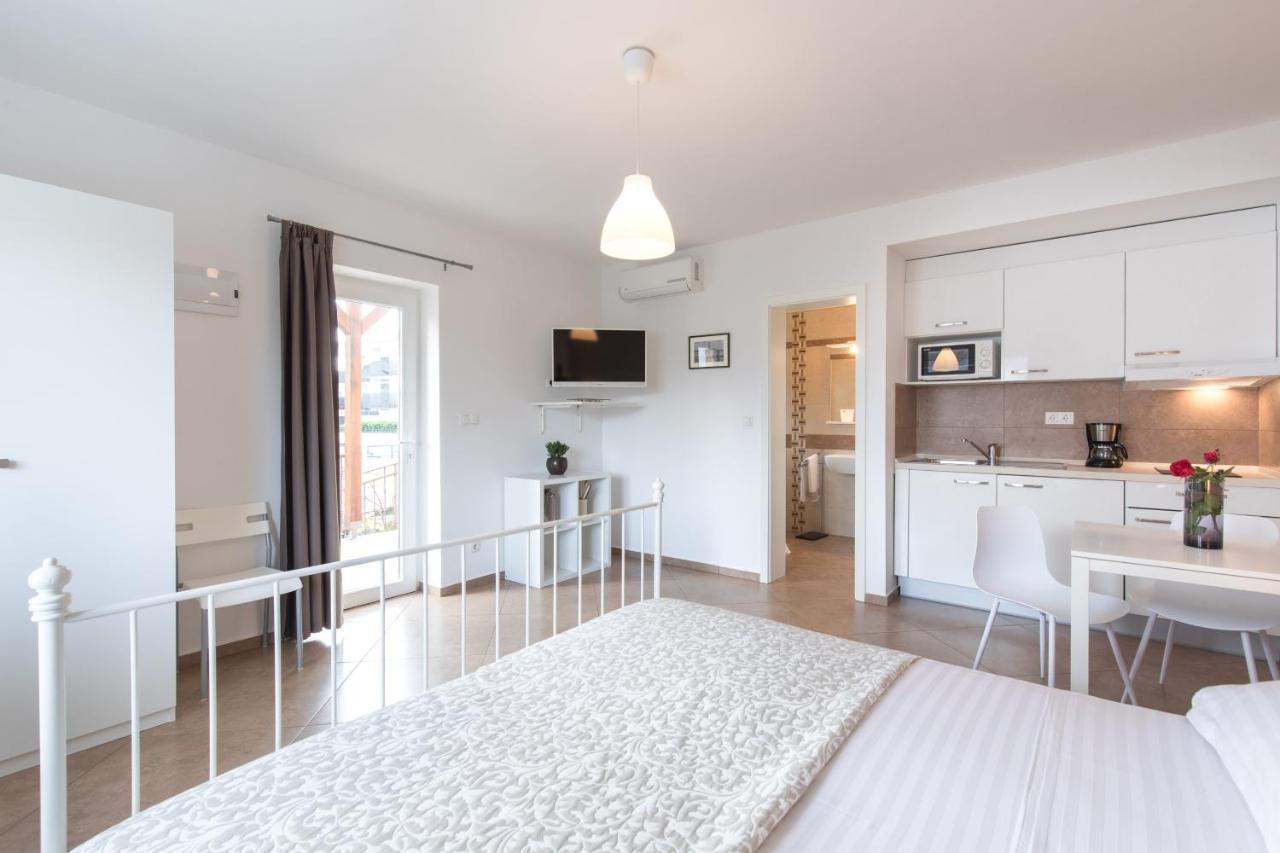 Apartmani Laura Krk Krk Town Eksteriør bilde