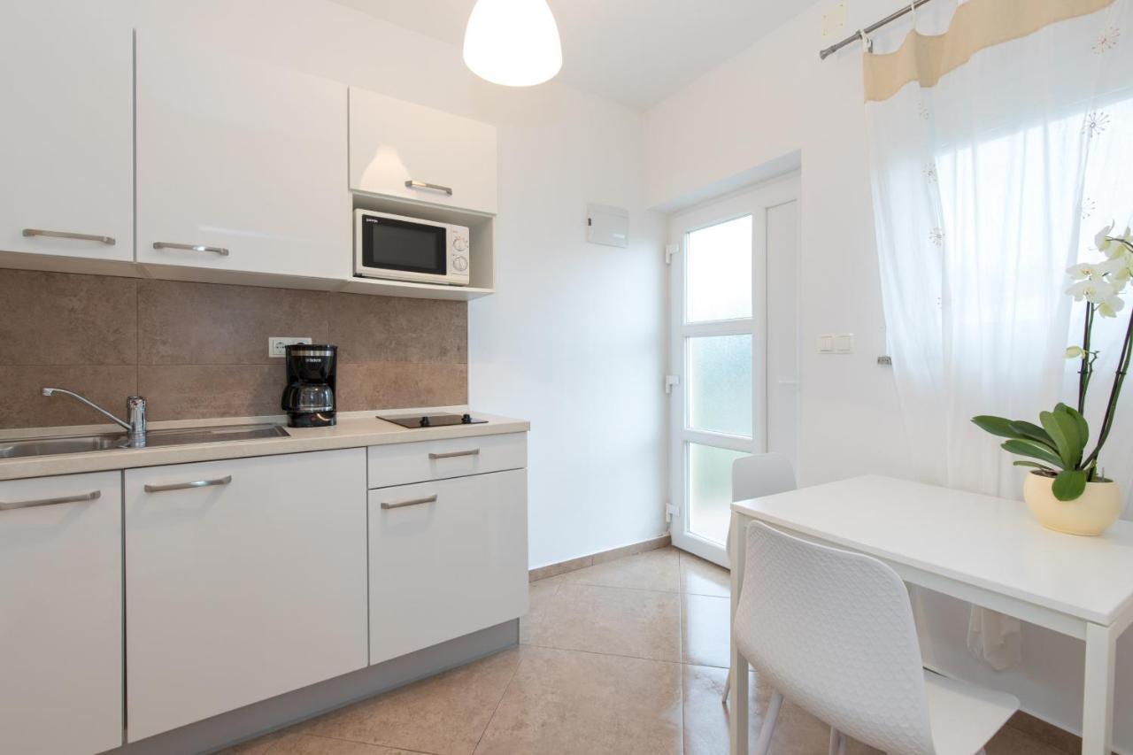 Apartmani Laura Krk Krk Town Eksteriør bilde