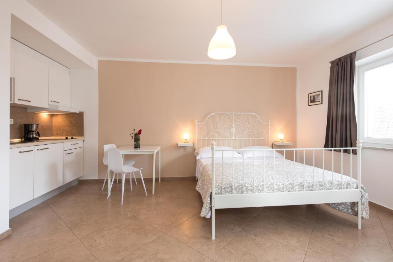 Apartmani Laura Krk Krk Town Eksteriør bilde